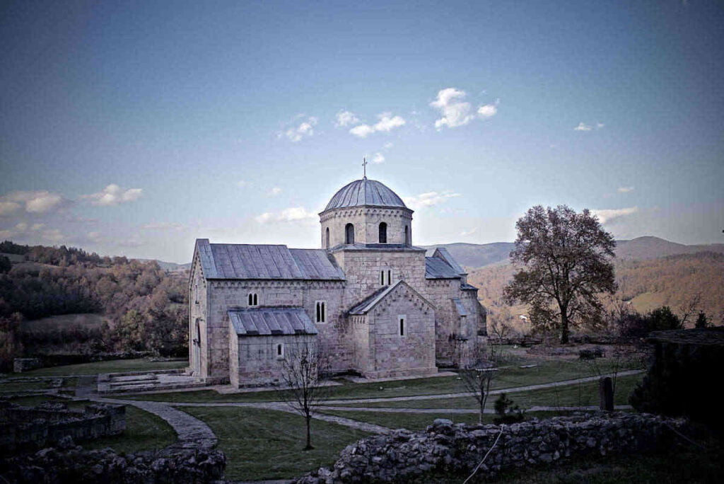 Fotografija stare srpske crkve